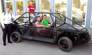 Učenici sa svojim završnim radom Buggy vozilom