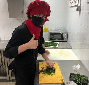 učenik budući kuhar u školskoj kuhinji
