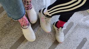 Učenice s različitim čarapama